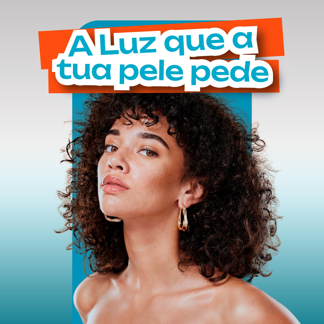 : Mulher de cabelo encaracolado sobre fundo turquesa, com o texto “A Luz que a tua pele pede” em destaque, sobre a oferta de fototerapia gratuita da DepilConcept.